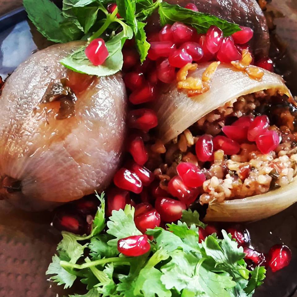 בצל ממולא בגרגרי רימונים, אורז ועשבי תיבול רבקה נוק מתכון17