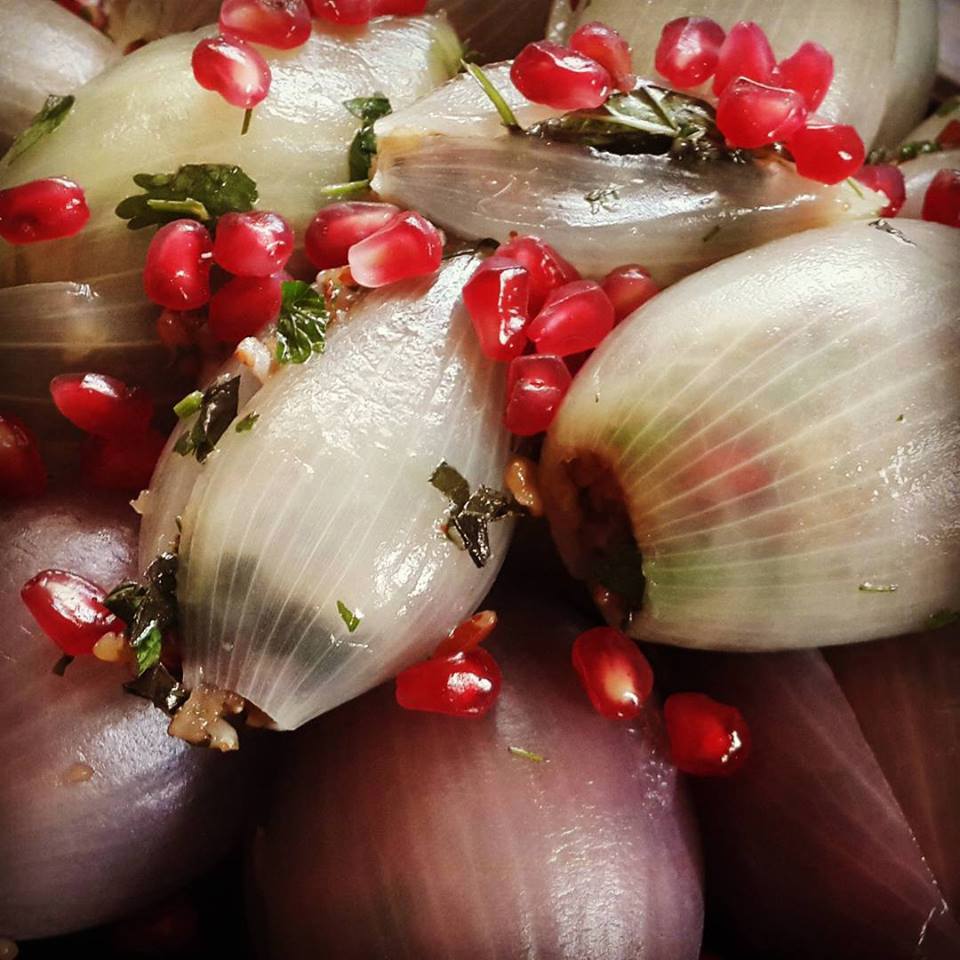 בצל ממולא בגרגרי רימונים, אורז ועשבי תיבול רבקה נוק מתכון17