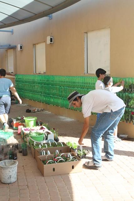 הקמת קיר ירוק מבקבוקים הגן הסולארי