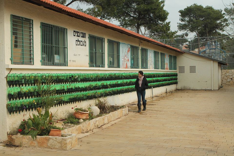 קיר ירוק מבקבוקים  