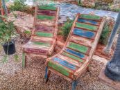כסאות מעוצבות מעץ טיק ממוחזר .<br>